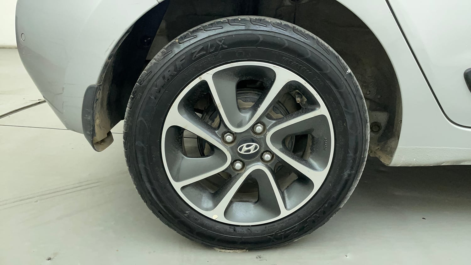 Used 2018 Hyundai Grand i10 Sportz AT 1.2 Kappa VTVT Petrol Automatic tyres RIGHT REAR TYRE RIM VIEW