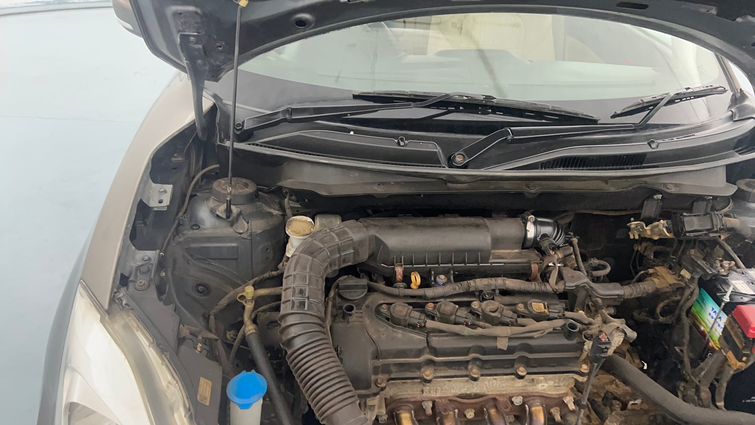 Used 2018 Maruti Suzuki Dzire VXi Petrol Manual engine ENGINE RIGHT SIDE HINGE & APRON VIEW