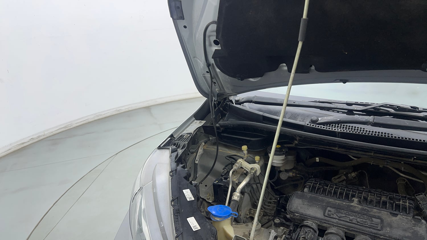 Used 2022 Honda WR-V VX MT Petrol Petrol Manual engine ENGINE RIGHT SIDE HINGE & APRON VIEW