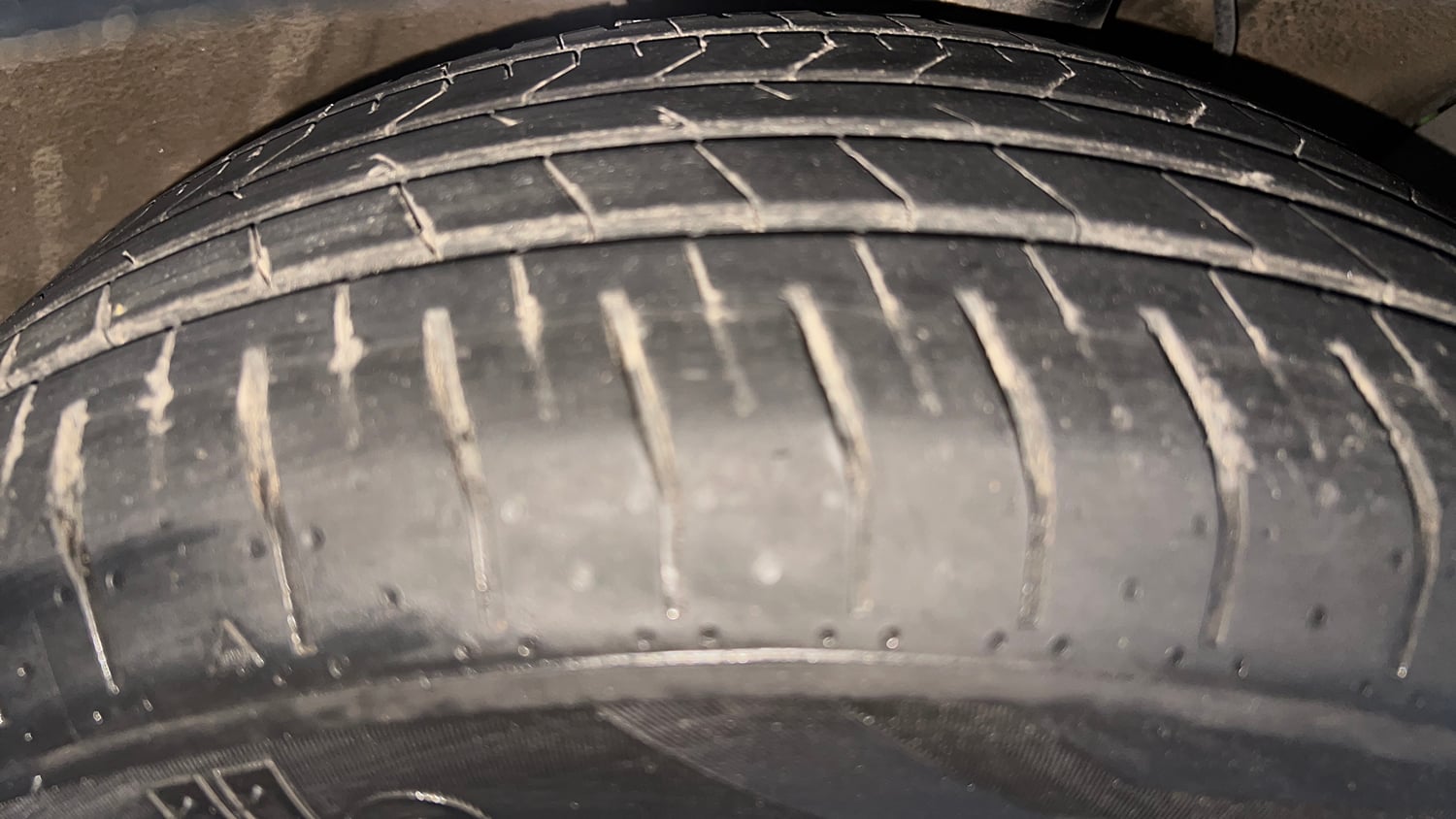 Used 2024 Hyundai Verna SX (O) 1.5 Turbo Petrol DCT Petrol Automatic tyres RIGHT FRONT TYRE TREAD VIEW