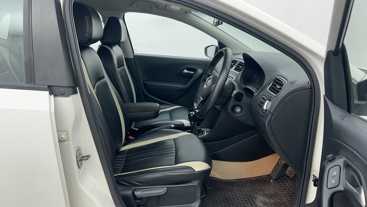 Used 2018 Volkswagen Polo Highline Plus 1.5 (D) 16 Alloy Diesel Manual interior RIGHT SIDE FRONT DOOR CABIN VIEW