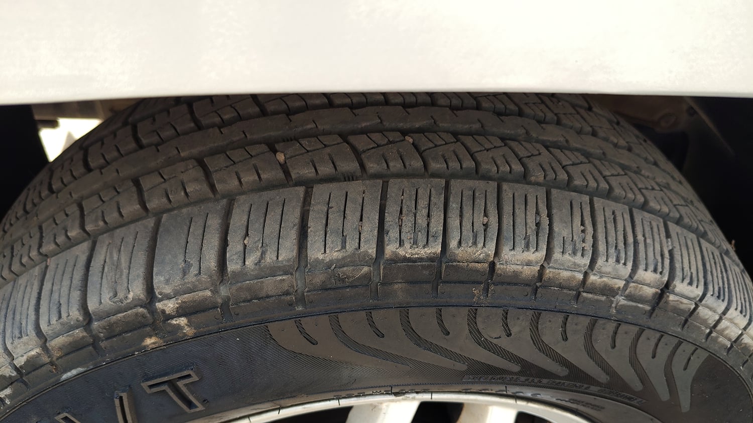 Used 2017 Mahindra TUV300 T8 mHAWK100 Diesel Manual tyres LEFT FRONT TYRE TREAD VIEW