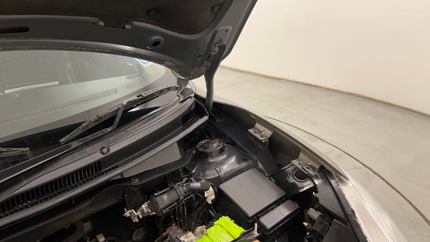 Used 2020 Maruti Suzuki Swift VXi AMT Petrol Automatic engine ENGINE LEFT SIDE HINGE & APRON VIEW