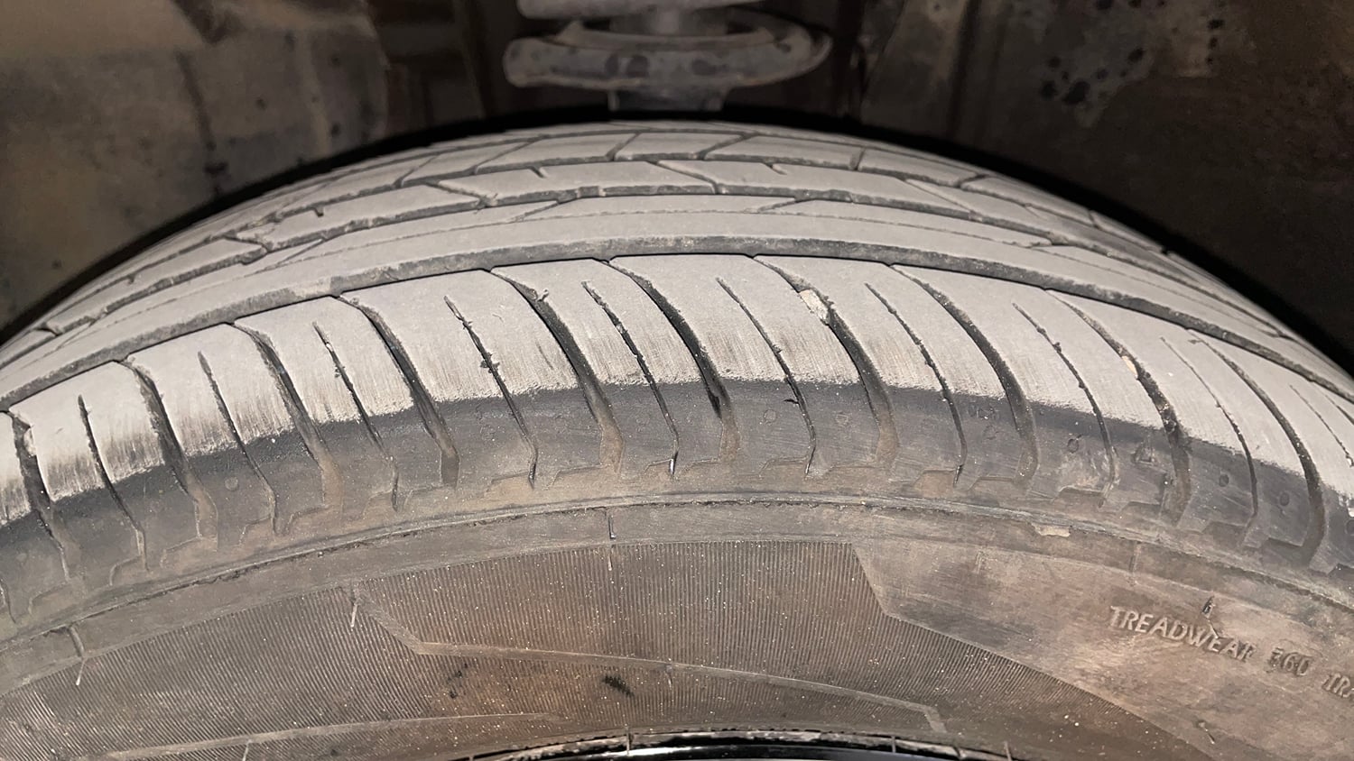 Used 2025 Nissan Magnite N-Connecta HRAO 1.0 Turbo Petrol CVT Petrol Automatic tyres LEFT FRONT TYRE TREAD VIEW