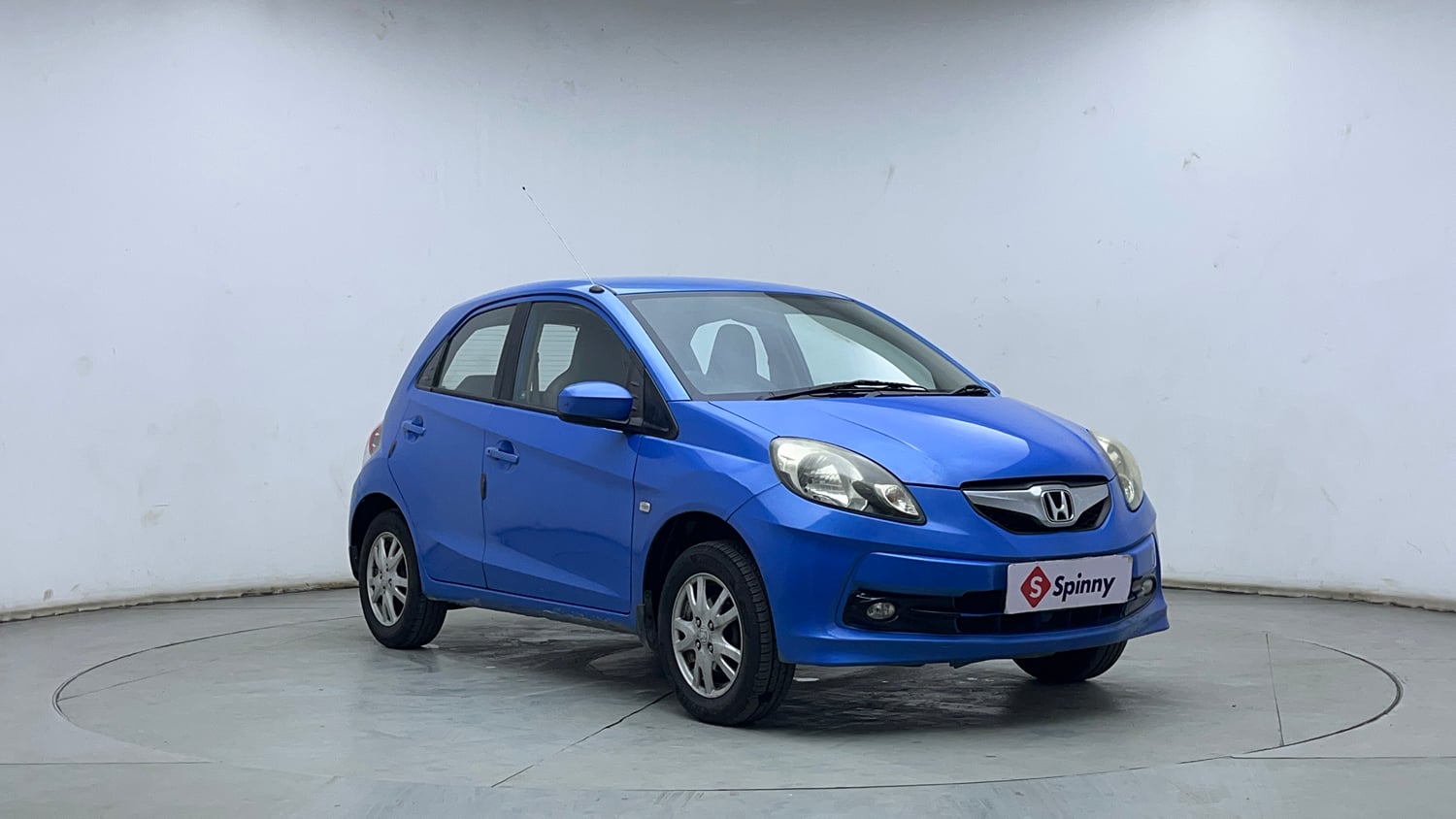 Used 2013 Honda Brio V MT Petrol Manual exterior RIGHT FRONT CORNER VIEW
