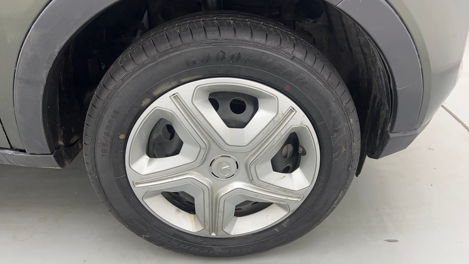 Used 2022 Tata Nexon XMA Plus (S) Petrol Automatic tyres RIGHT FRONT TYRE RIM VIEW