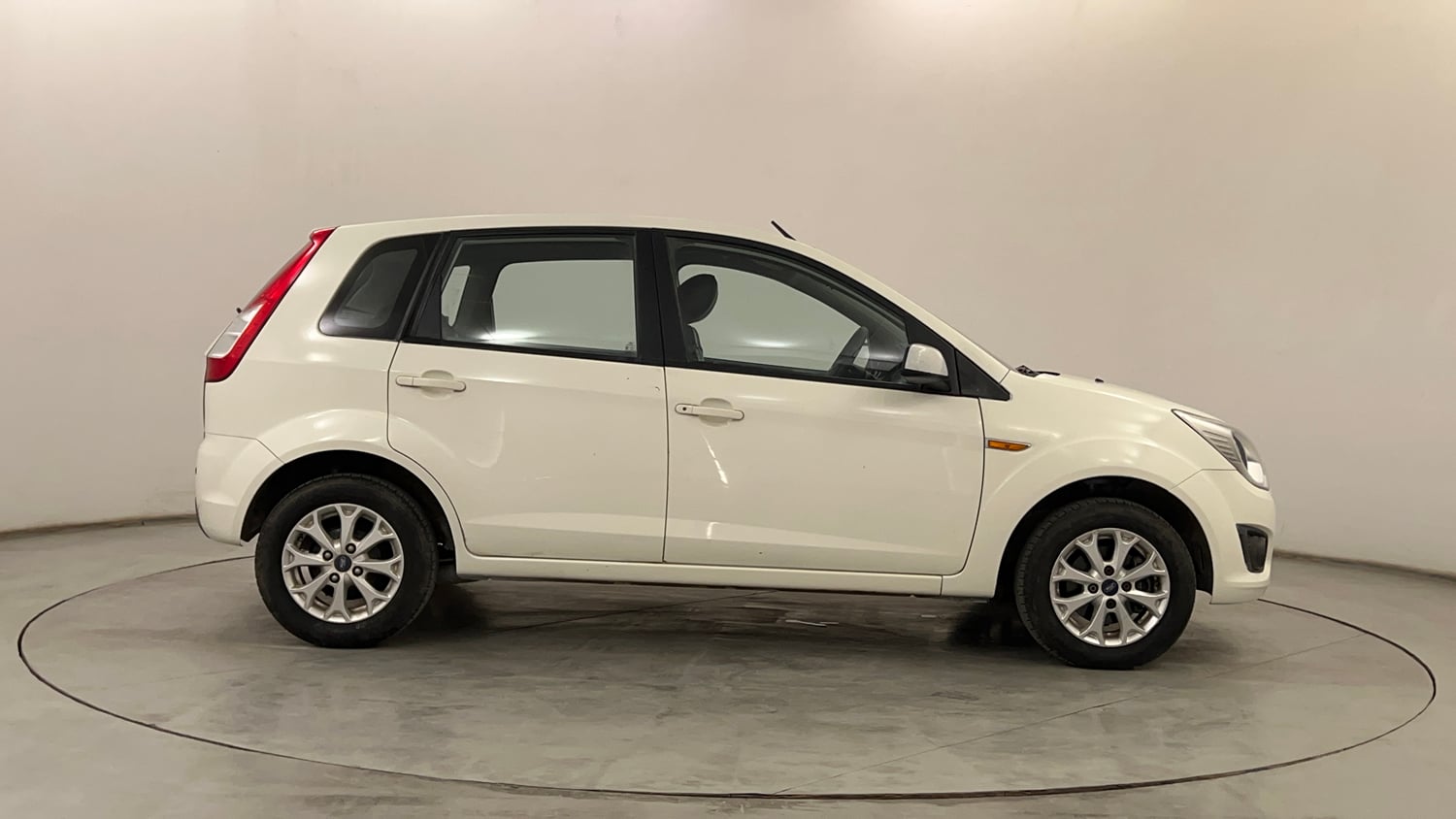 Used 2014 Ford Figo Duratec Petrol Titanium 1.2 Petrol Manual exterior RIGHT SIDE VIEW