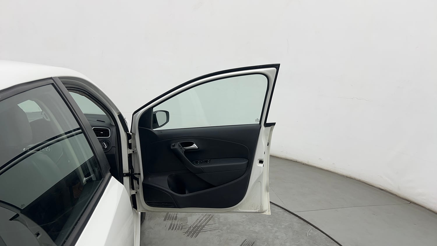 Used 2018 Volkswagen Polo Highline Plus 1.5 (D) 16 Alloy Diesel Manual interior RIGHT FRONT DOOR OPEN VIEW