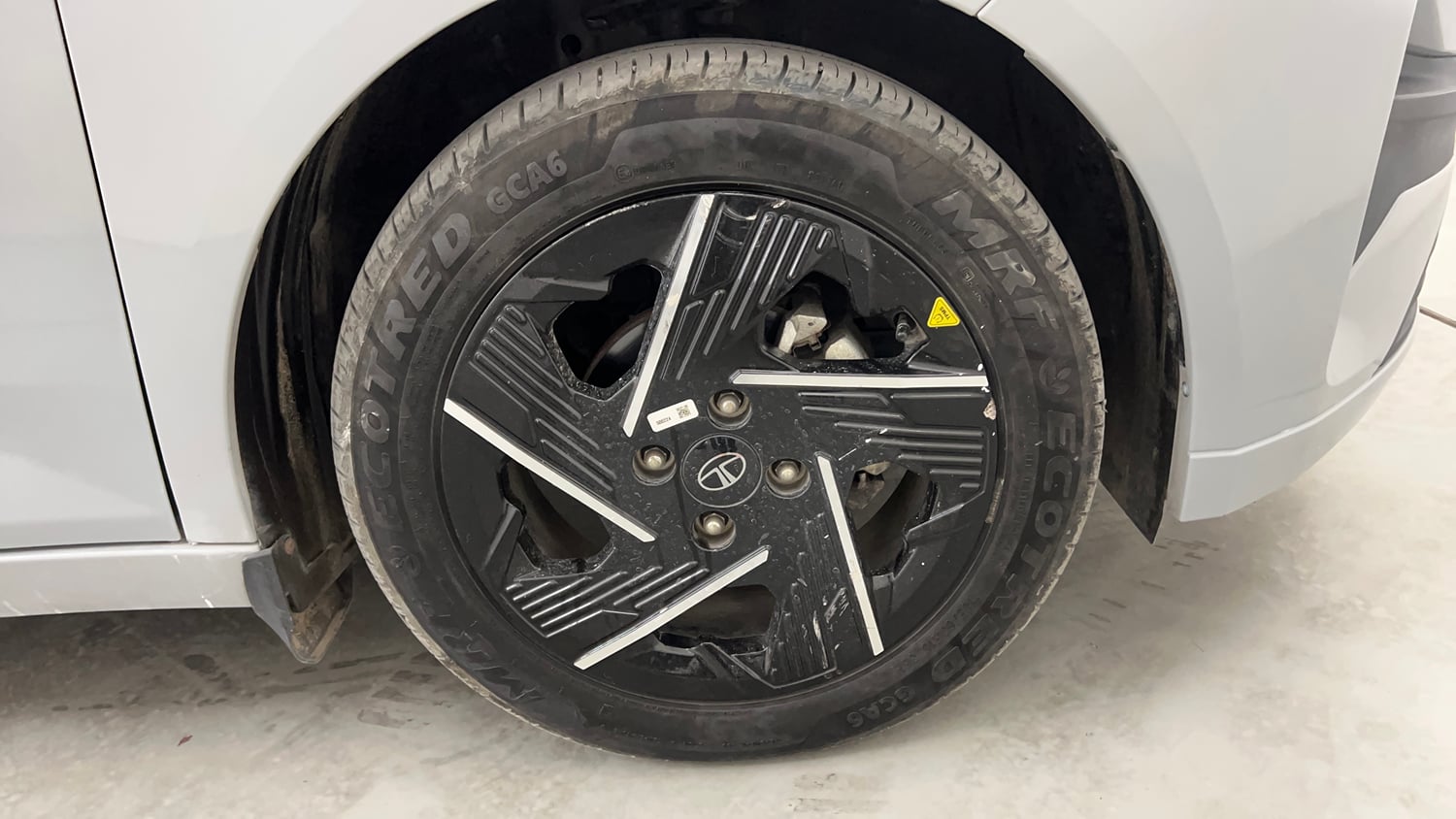 Used 2025 Tata Altroz Accomplished S CNG 5MT Cng Manual tyres RIGHT FRONT TYRE RIM VIEW