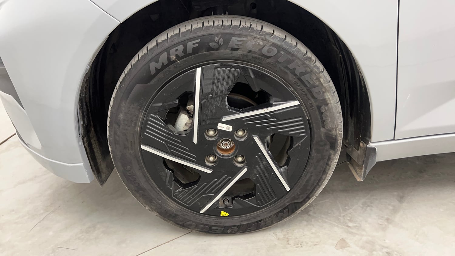 Used 2025 Tata Altroz Accomplished S CNG 5MT Cng Manual tyres LEFT FRONT TYRE RIM VIEW