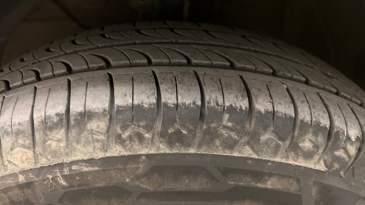 Used 2021 Maruti Suzuki Swift VXi Petrol Manual tyres LEFT FRONT TYRE TREAD VIEW