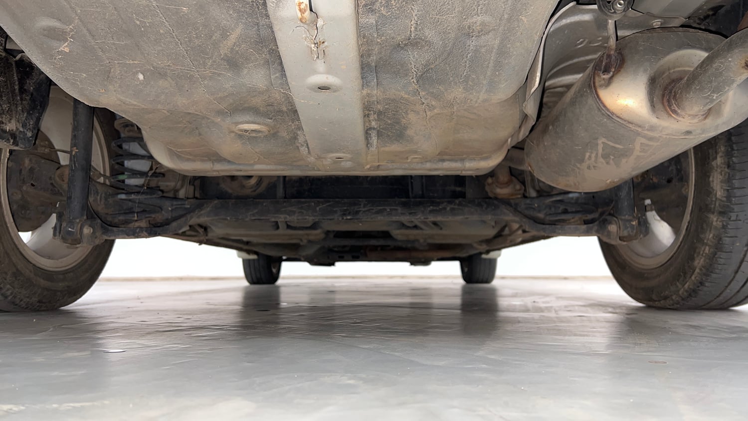 Used 2016 Honda City V Petrol Manual extra REAR UNDERBODY VIEW (TAKEN FROM REAR)