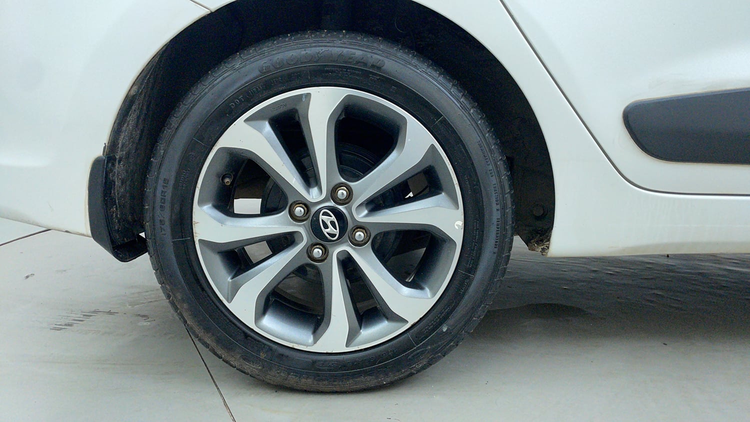 Used 2017 Hyundai Xcent SX 1.2 (O) Petrol Manual tyres RIGHT REAR TYRE RIM VIEW