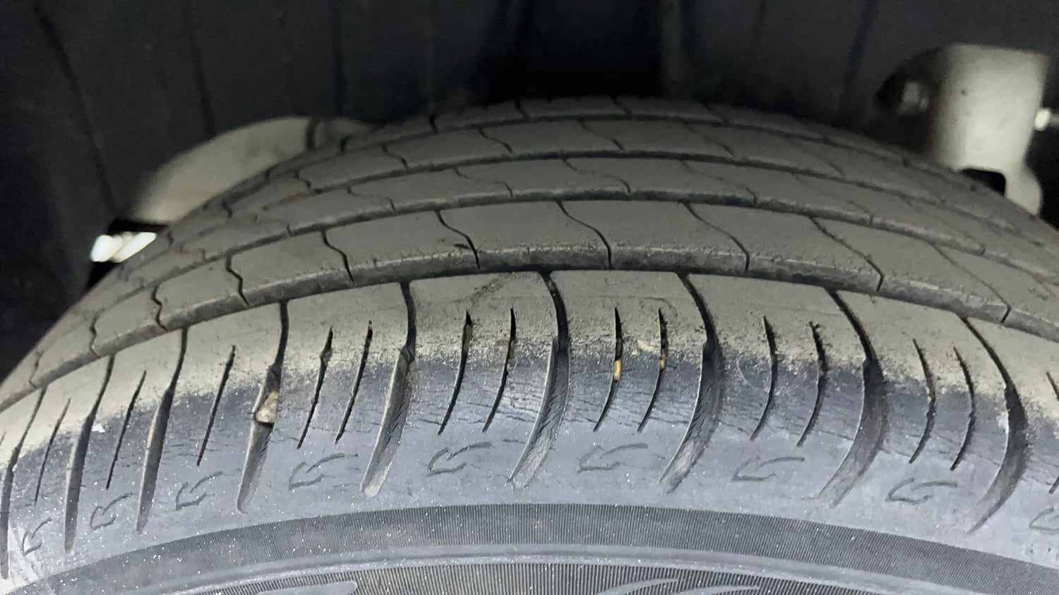 Used 2021 Mahindra XUV 300 W8 (O) 1.5 Diesel AMT Diesel Automatic tyres RIGHT REAR TYRE TREAD VIEW