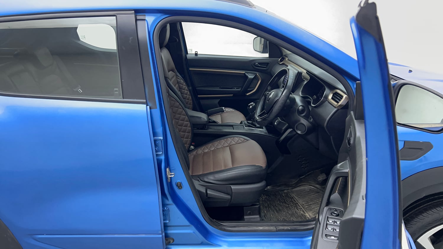 Used 2021 Renault Kiger RXT MT Petrol Manual interior RIGHT SIDE FRONT DOOR CABIN VIEW