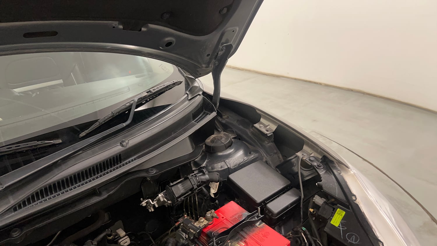 Used 2021 Maruti Suzuki Swift VXi Petrol Manual engine ENGINE LEFT SIDE HINGE & APRON VIEW