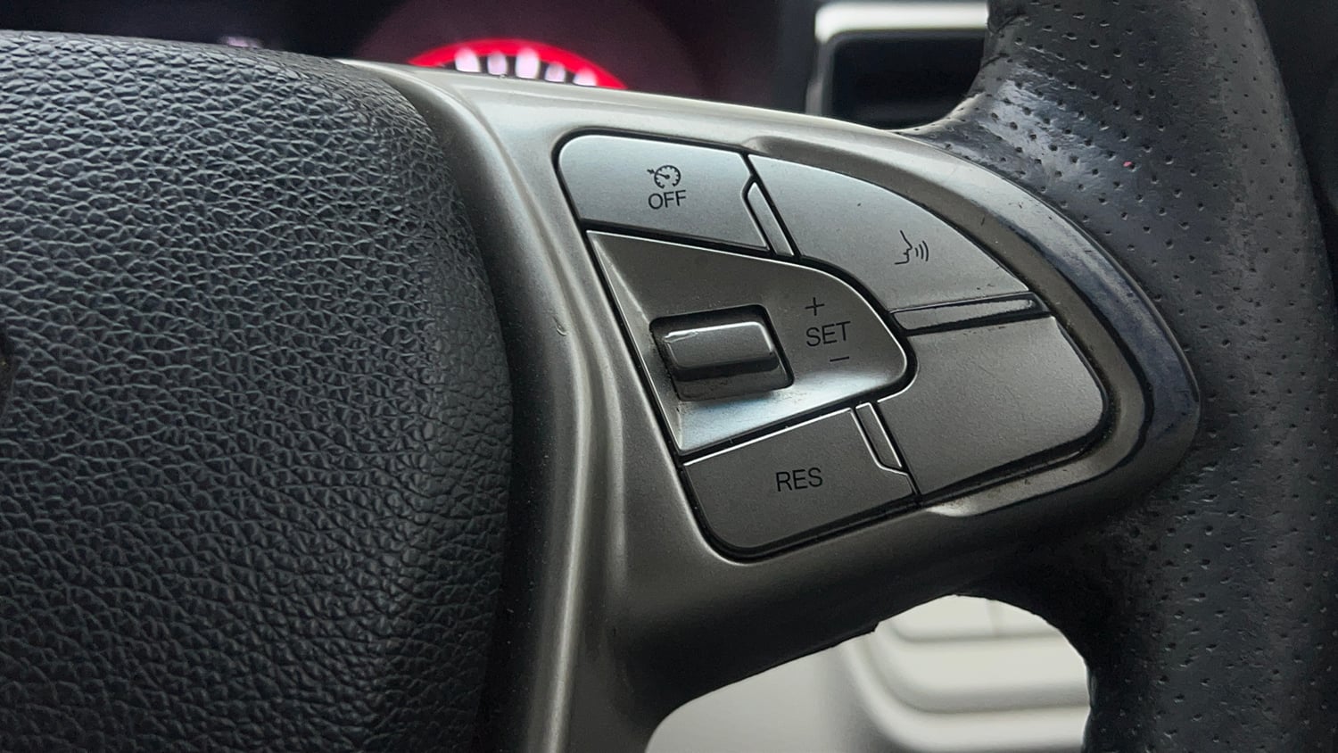 Used 2021 Mahindra XUV 300 1.5 W8 (O) Diesel Manual top_features Cruise control