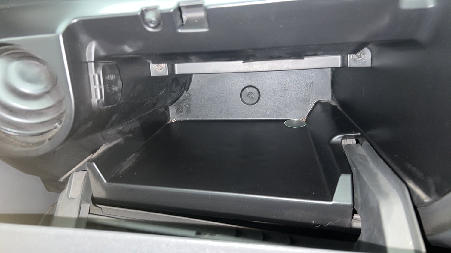 Used 2013 Toyota Etios G Petrol Manual top_features Glove box cooling