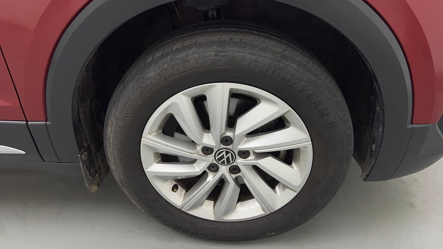 Used 2023 Volkswagen Taigun GT 1.5 TSI MT Petrol Manual tyres RIGHT FRONT TYRE RIM VIEW