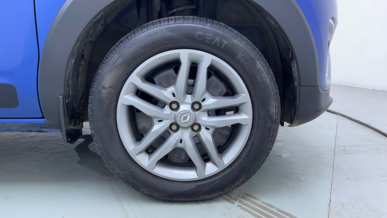 Used 2023 Renault Triber RXZ EASY-R AMT Petrol Automatic tyres RIGHT FRONT TYRE RIM VIEW