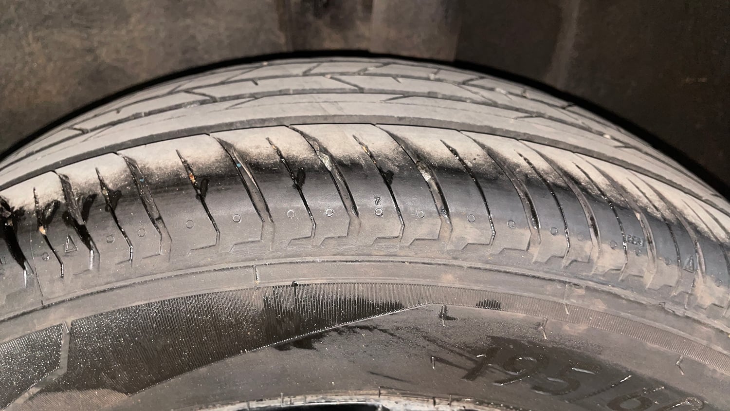 Used 2025 Nissan Magnite N-Connecta HRAO 1.0 Turbo Petrol CVT Petrol Automatic tyres LEFT REAR TYRE TREAD VIEW