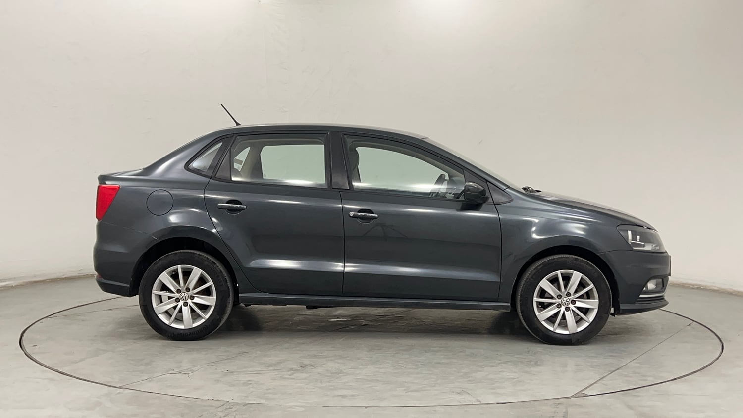 Used 2016 Volkswagen Ameo Highline1.2L (P) Petrol Manual exterior RIGHT SIDE VIEW