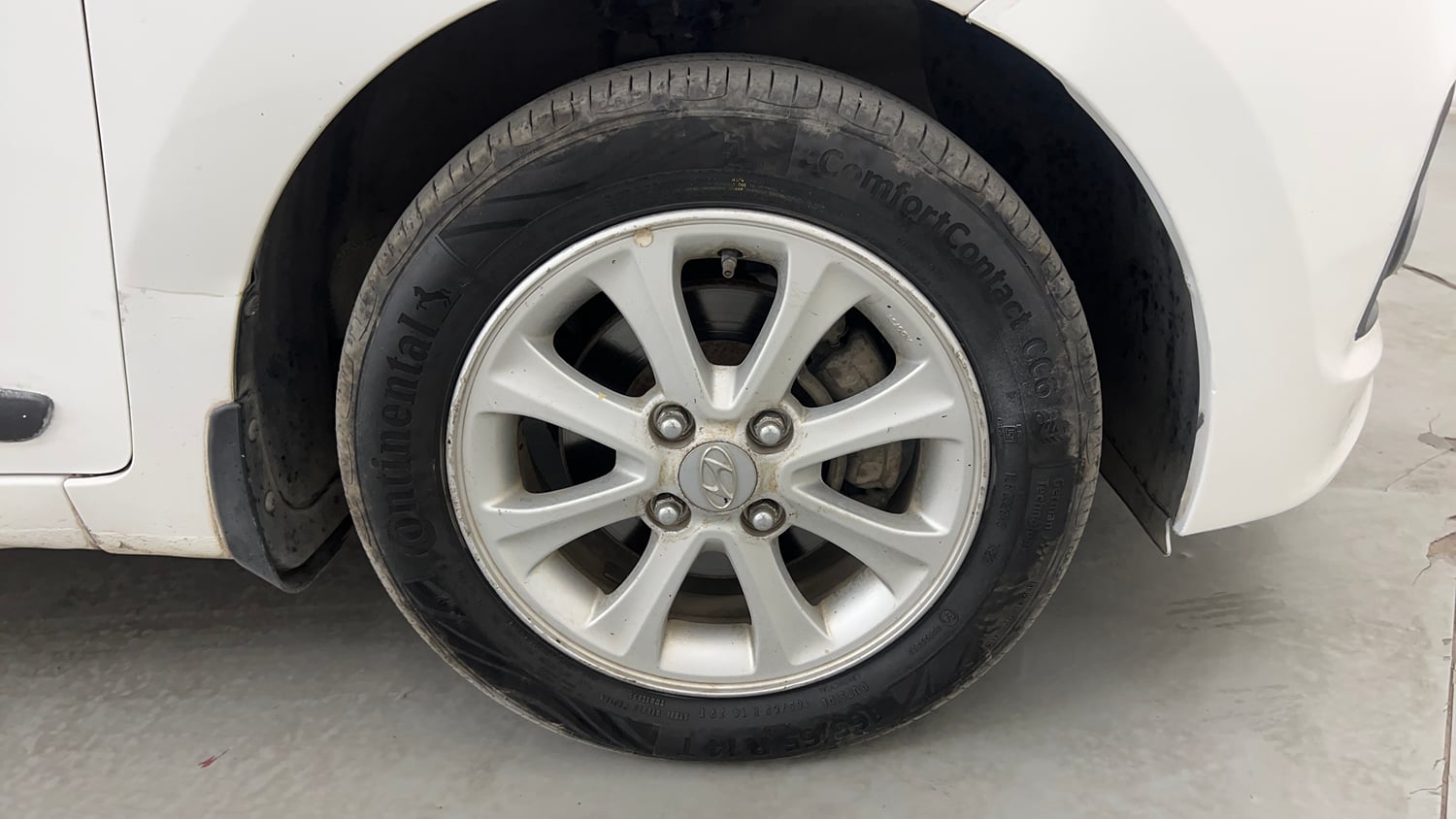 Used 2014 Hyundai Grand i10 Asta AT 1.2 Kappa VTVT Petrol Automatic tyres RIGHT FRONT TYRE RIM VIEW