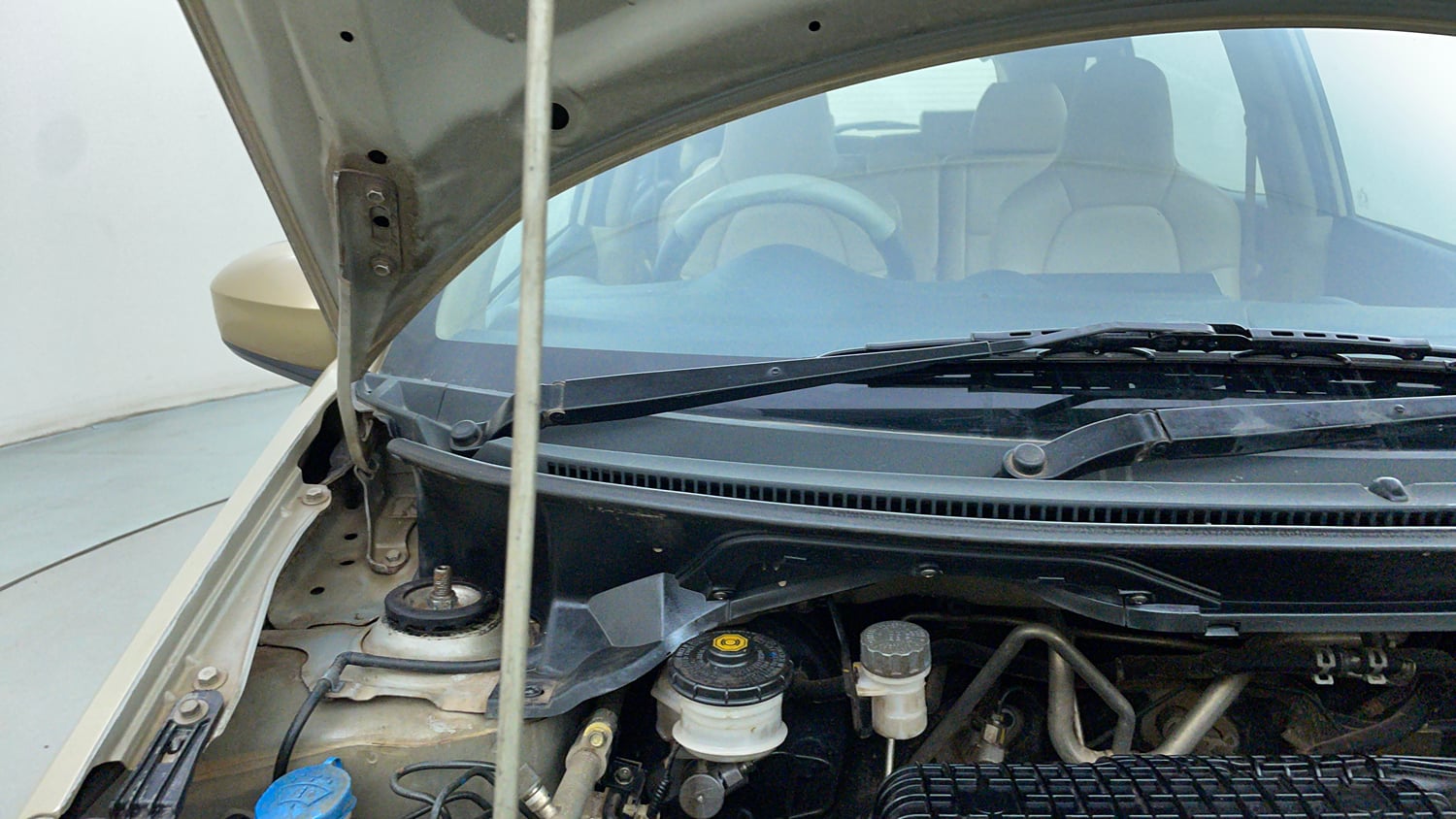 Used 2014 Honda Mobilio V Petrol Petrol Manual engine ENGINE RIGHT SIDE HINGE & APRON VIEW