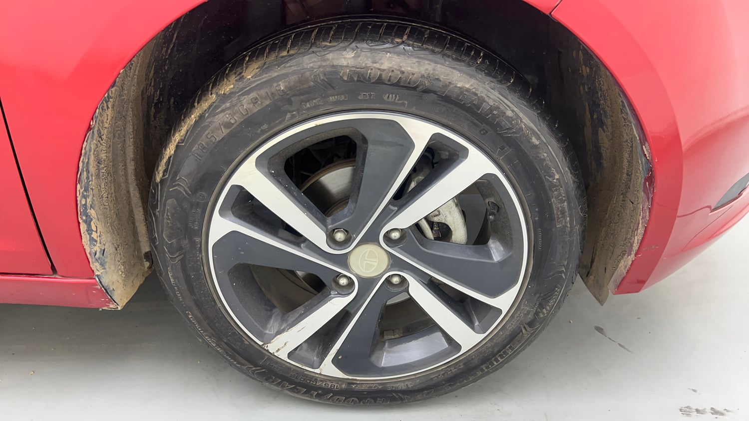 Used 2023 Tata Altroz XZA Petrol Petrol Automatic tyres RIGHT FRONT TYRE RIM VIEW