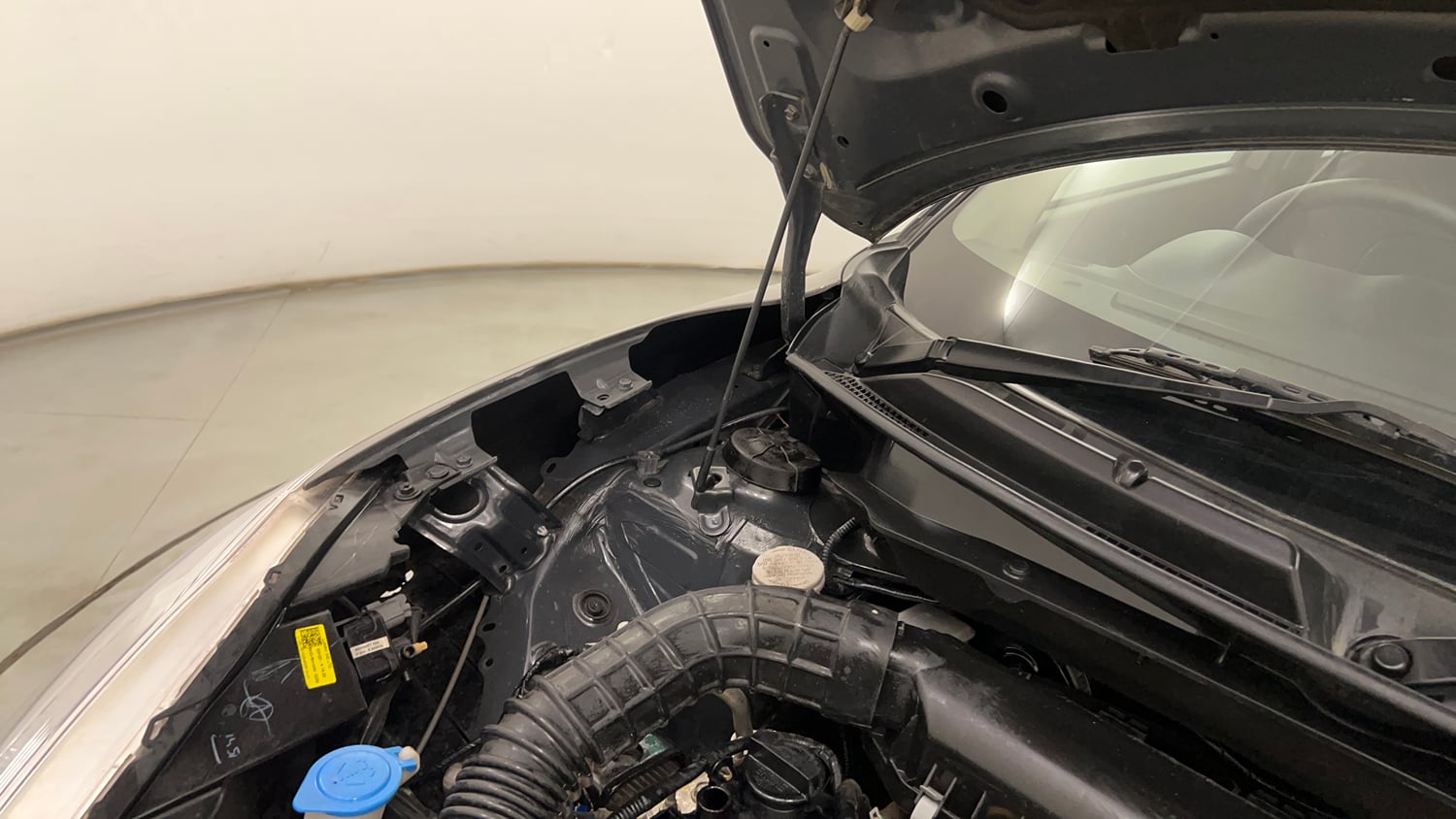 Used 2020 Maruti Suzuki Swift VXi AMT Petrol Automatic engine ENGINE RIGHT SIDE HINGE & APRON VIEW