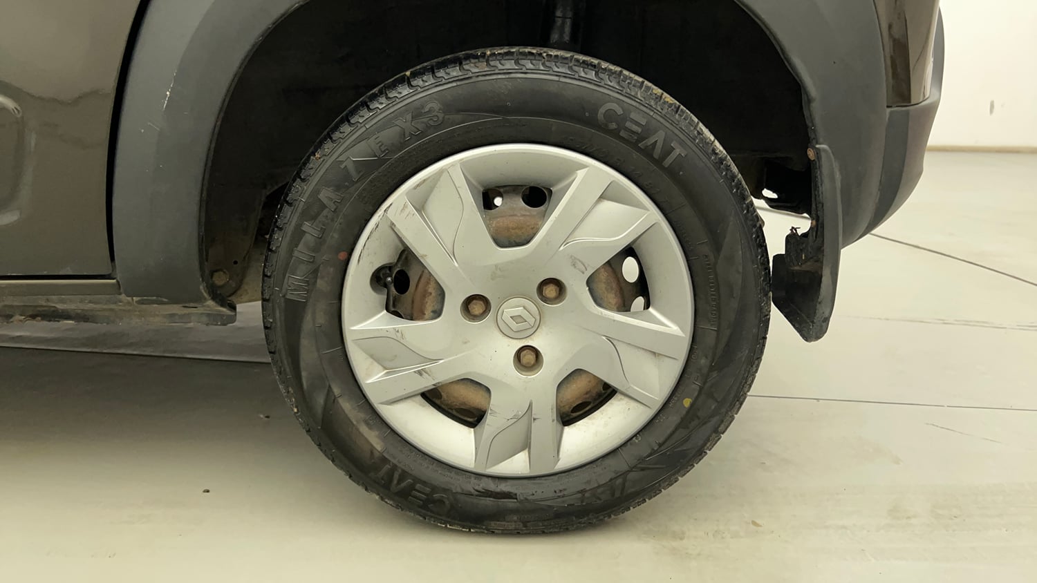 Used 2020 Renault Kwid RXT 1.0 Opt Petrol Manual tyres LEFT REAR TYRE RIM VIEW