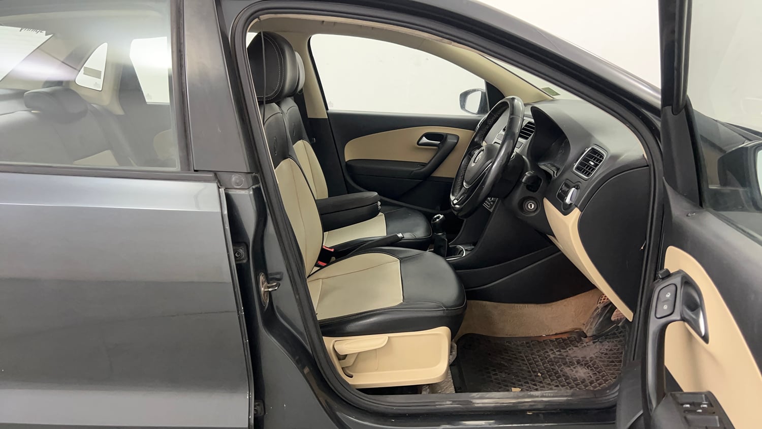 Used 2016 Volkswagen Ameo Highline1.2L (P) Petrol Manual interior RIGHT SIDE FRONT DOOR CABIN VIEW