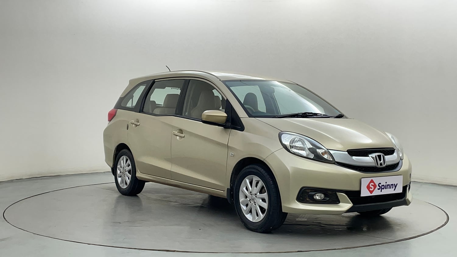 Used 2014 Honda Mobilio V Petrol Petrol Manual exterior RIGHT FRONT CORNER VIEW