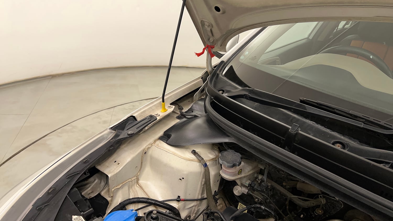 Used 2016 Hyundai Elite i20 Sportz 1.2 Petrol Manual engine ENGINE RIGHT SIDE HINGE & APRON VIEW