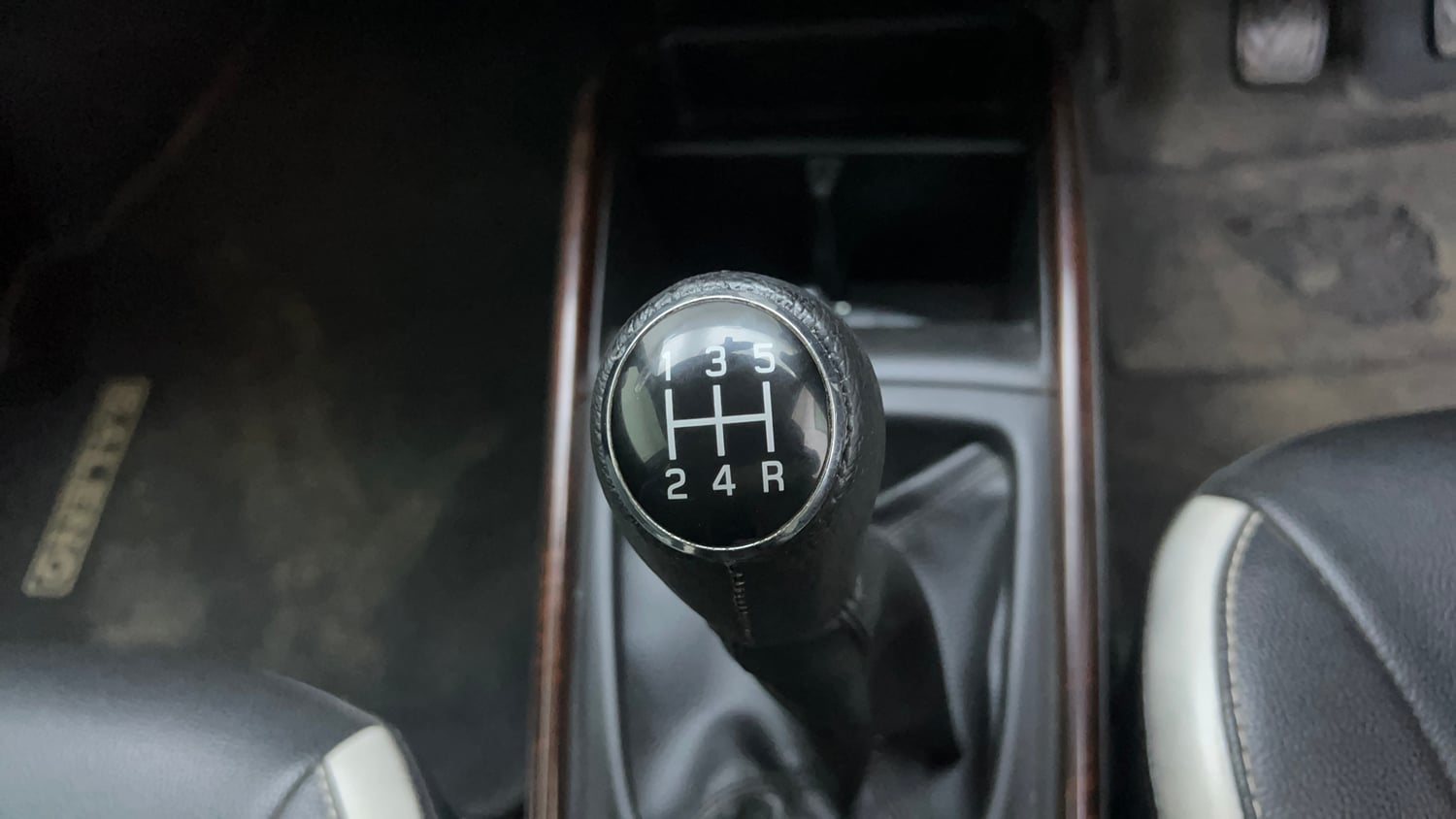 Used 2018 Maruti Suzuki Baleno Zeta 1.2 Petrol Manual interior GEAR  KNOB VIEW