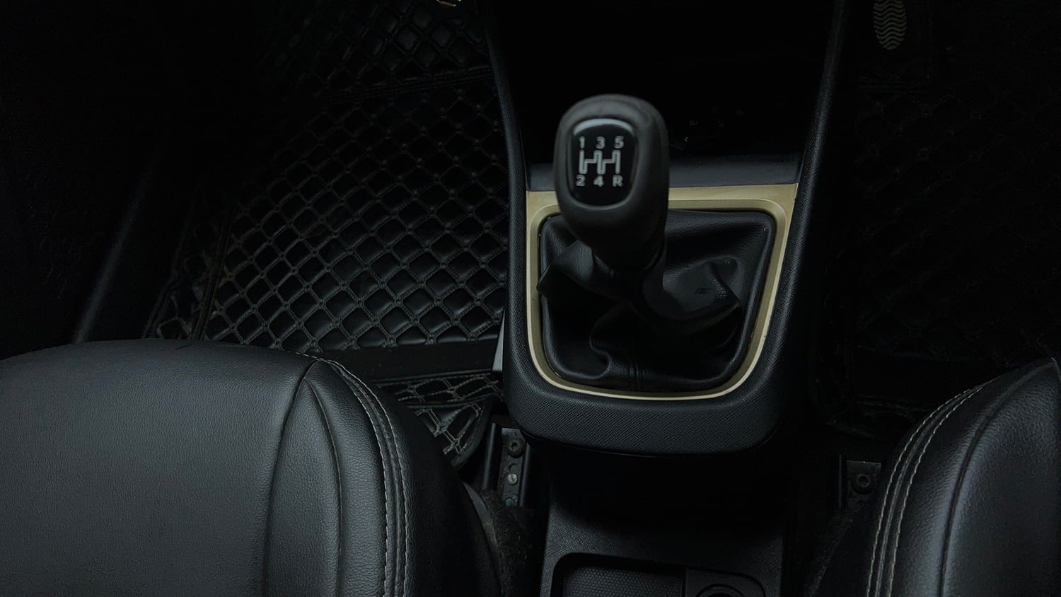 Used 2023 Tata Punch Accomplished MT Petrol Manual interior GEAR  KNOB VIEW