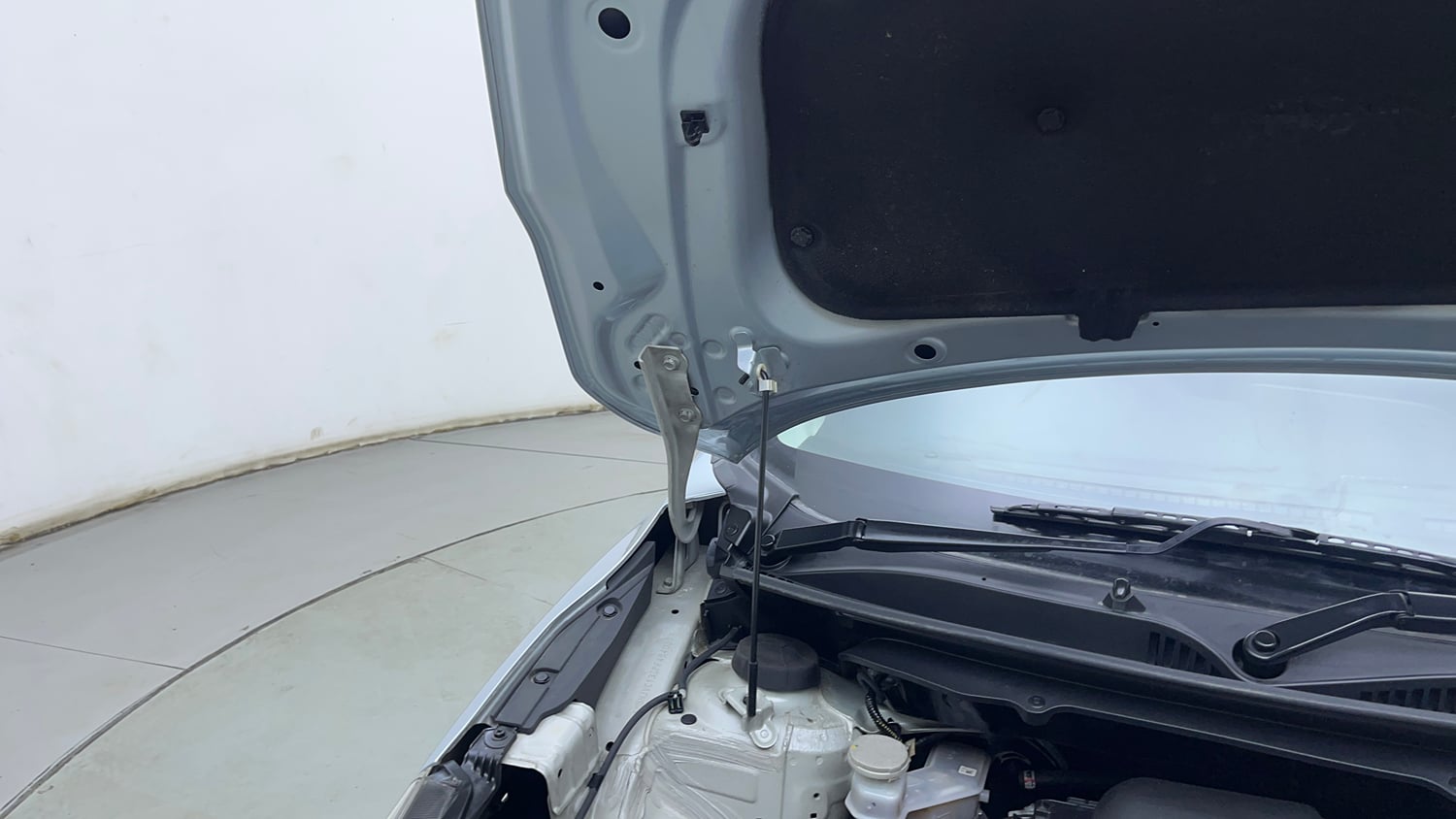 Used 2024 Toyota Glanza S AMT Petrol Automatic engine ENGINE RIGHT SIDE HINGE & APRON VIEW