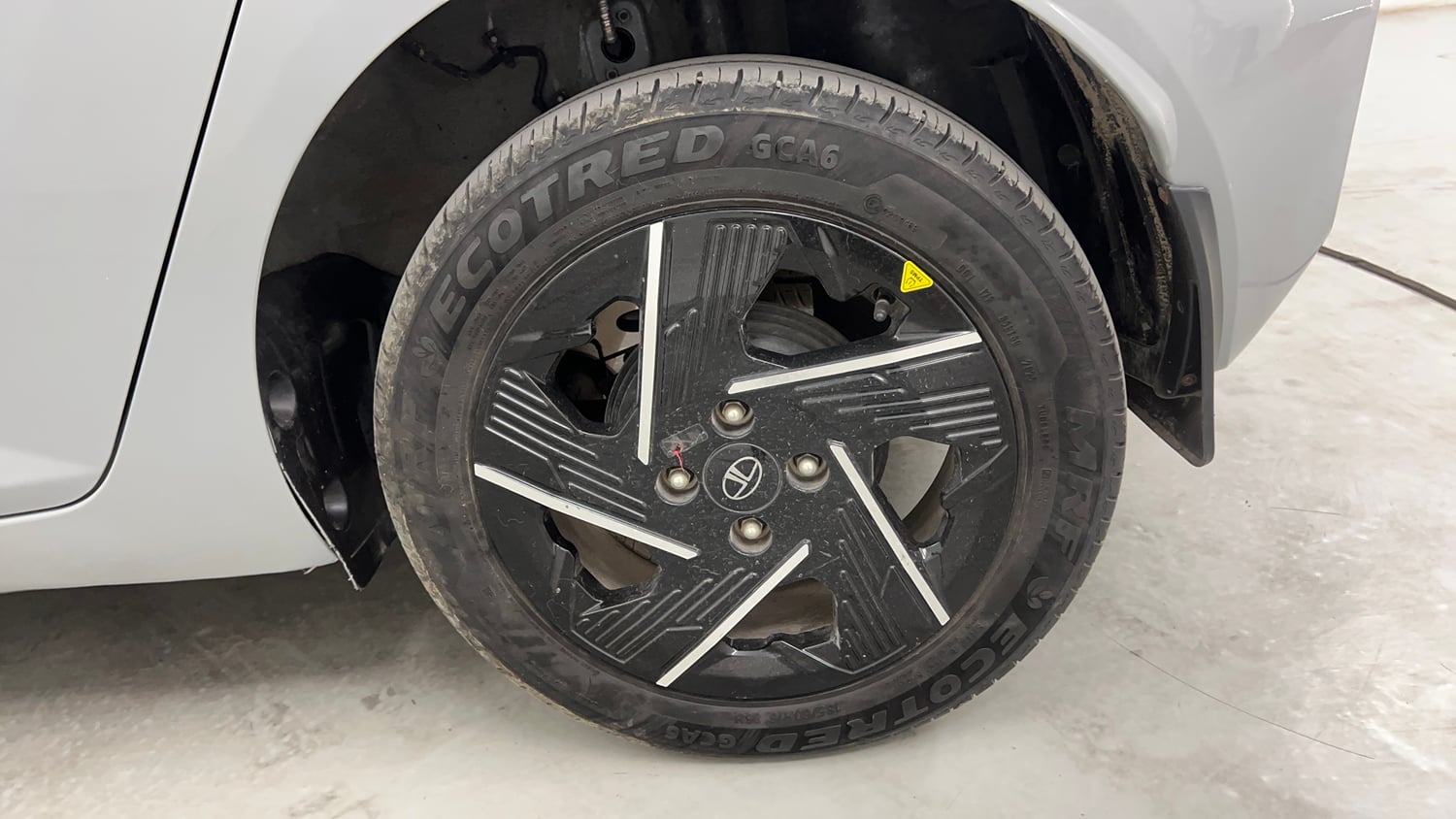 Used 2025 Tata Altroz Accomplished S CNG 5MT Cng Manual tyres LEFT REAR TYRE RIM VIEW