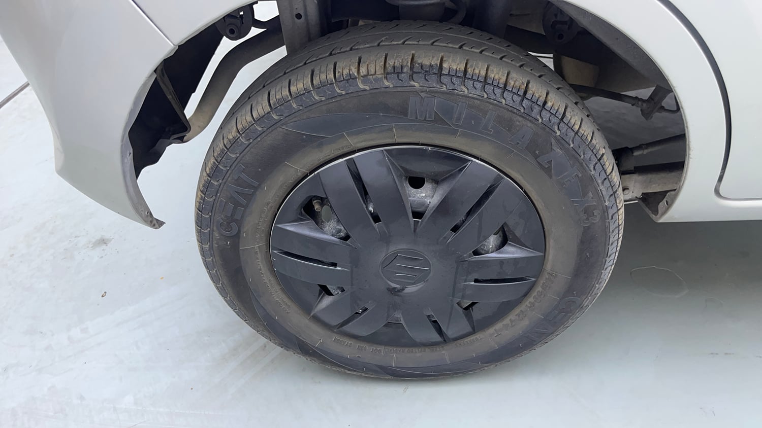 Used 2015 Maruti Suzuki Alto 800 LXi Anniversary Edition Petrol Manual tyres RIGHT REAR TYRE RIM VIEW