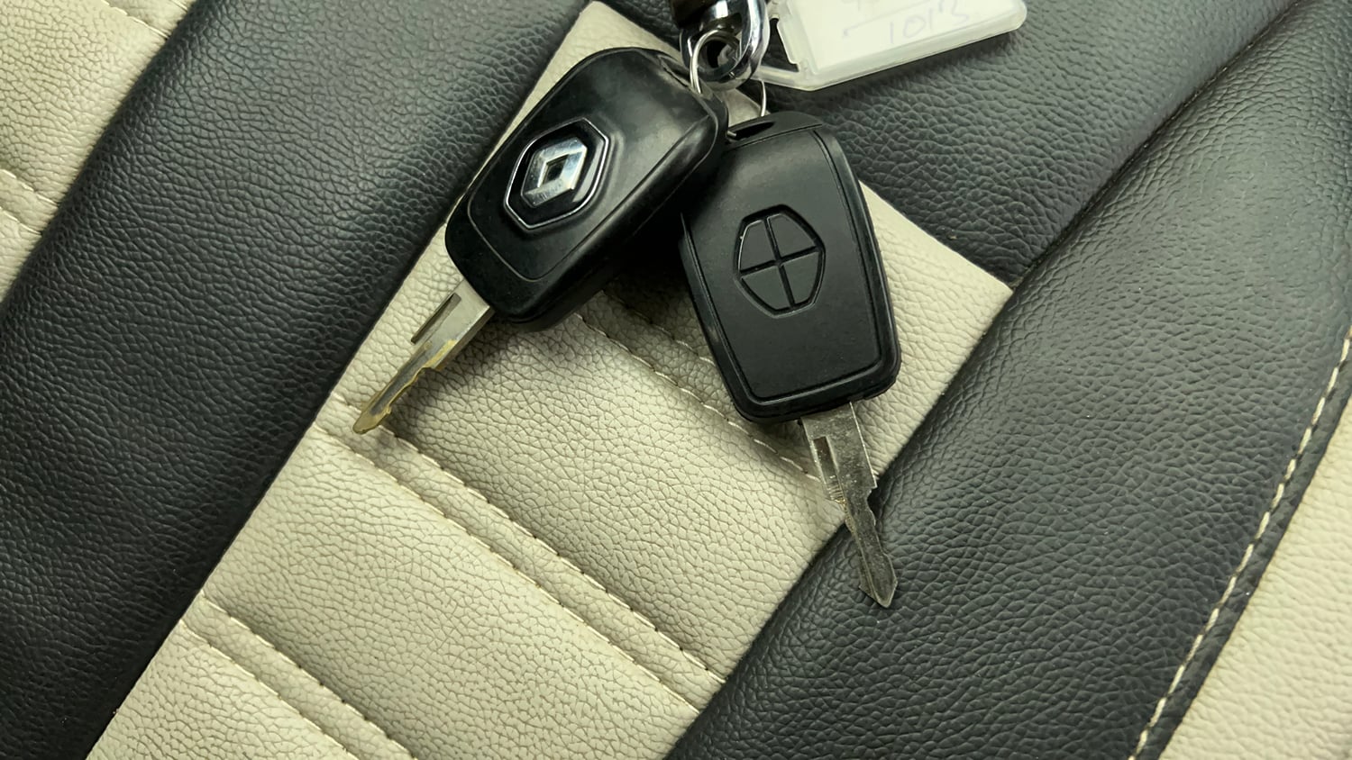 Used 2020 Renault Kwid RXT 1.0 Opt Petrol Manual extra CAR KEY VIEW