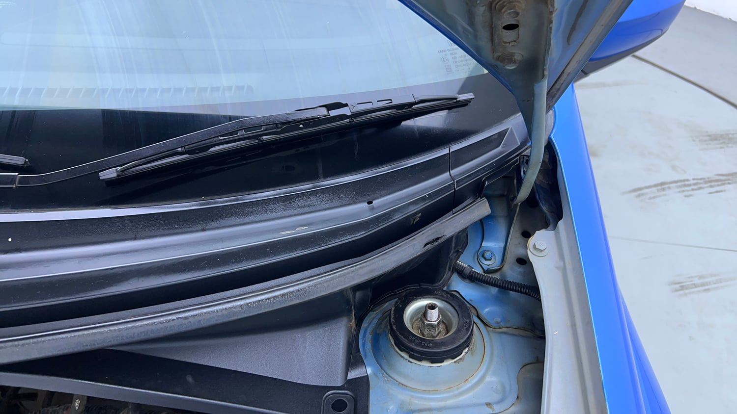 Used 2014 Honda Brio EX MT Petrol Manual engine ENGINE LEFT SIDE HINGE & APRON VIEW