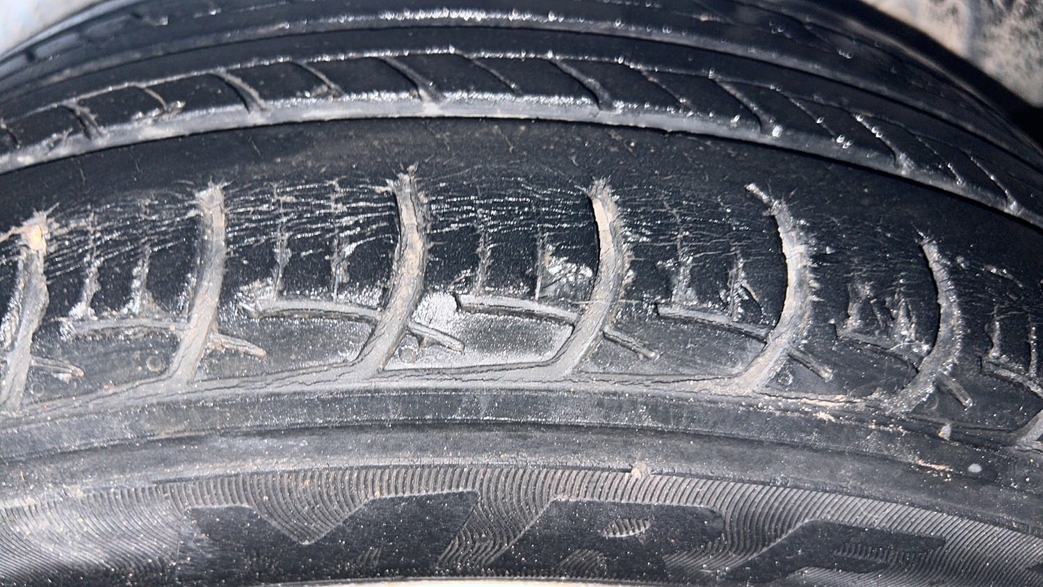 Used 2016 Maruti Suzuki Ertiga ZXI Petrol Manual tyres LEFT REAR TYRE TREAD VIEW