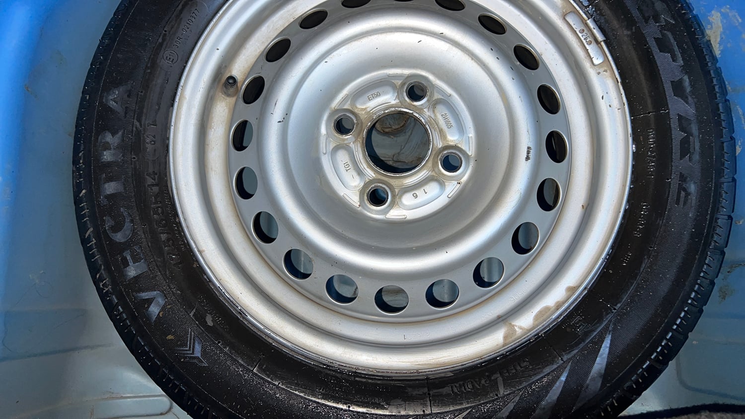 Used 2014 Honda Brio EX MT Petrol Manual tyres SPARE TYRE VIEW