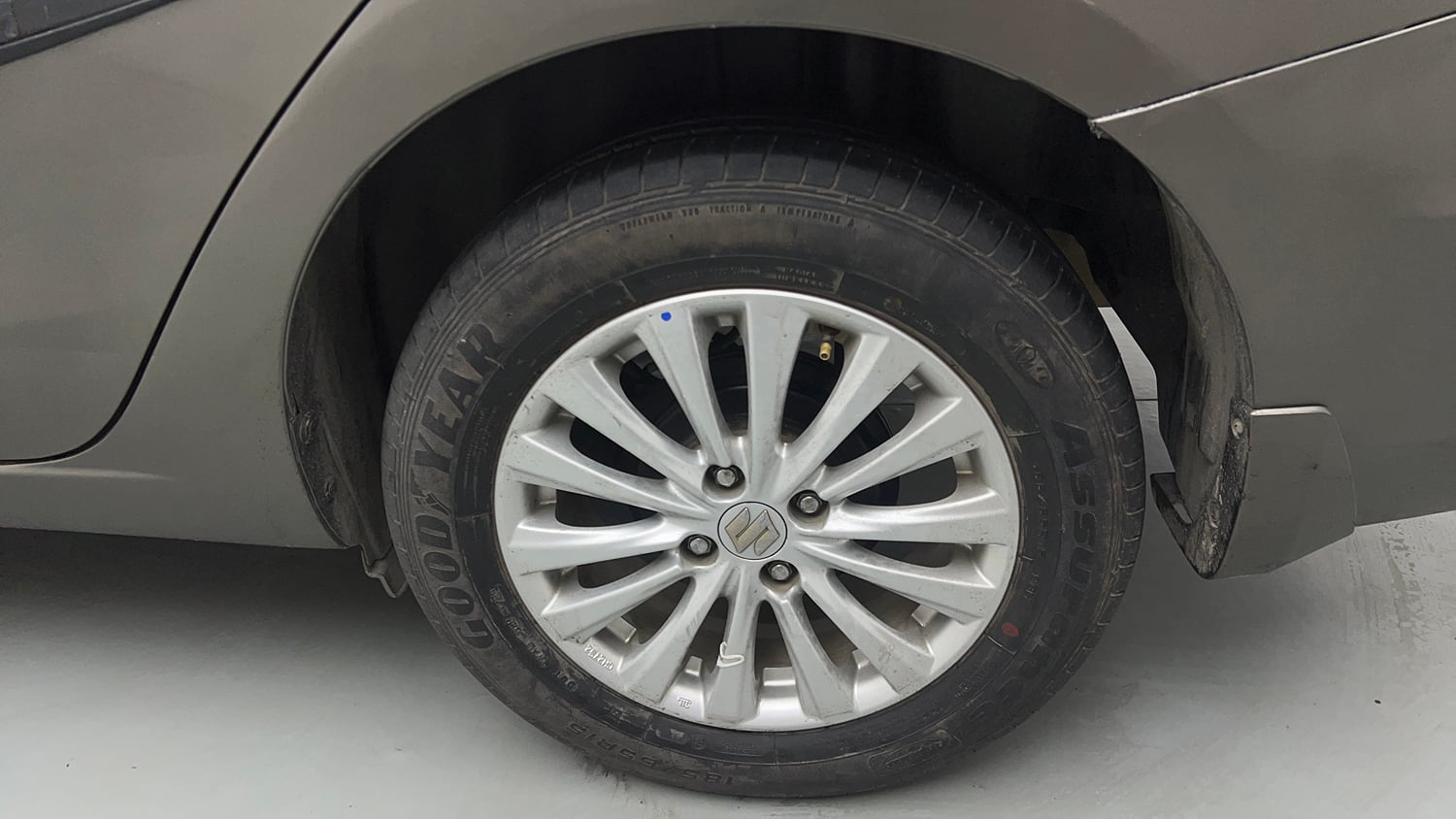 Used 2020 Maruti Suzuki Ciaz Delta Hybrid 1.5 AT Petrol Automatic tyres LEFT REAR TYRE RIM VIEW