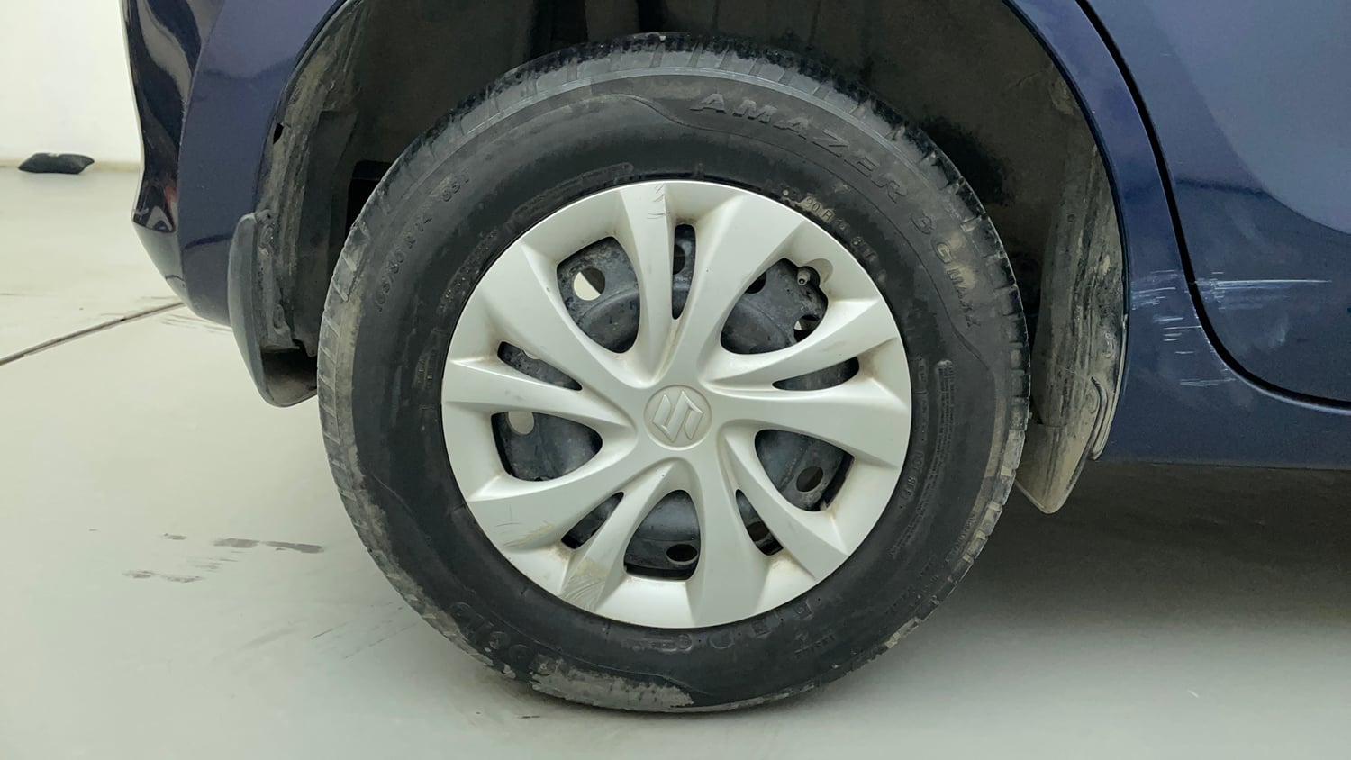 Used 2019 Maruti Suzuki Swift VXi AMT Petrol Automatic tyres RIGHT REAR TYRE RIM VIEW