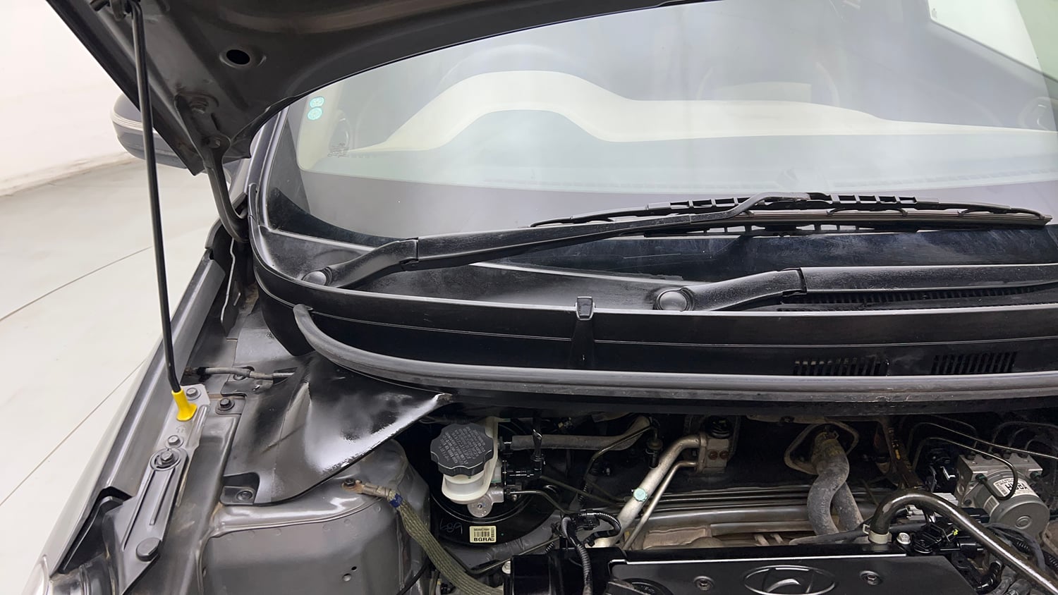 Used 2015 Hyundai Elite i20 Sportz 1.2 Petrol Manual engine ENGINE RIGHT SIDE HINGE & APRON VIEW