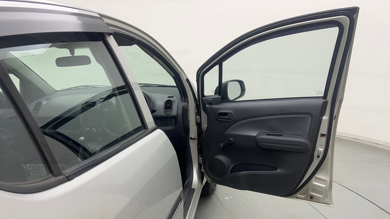 Used 2013 Maruti Suzuki Ritz Lxi BS-IV Petrol Manual interior RIGHT FRONT DOOR OPEN VIEW