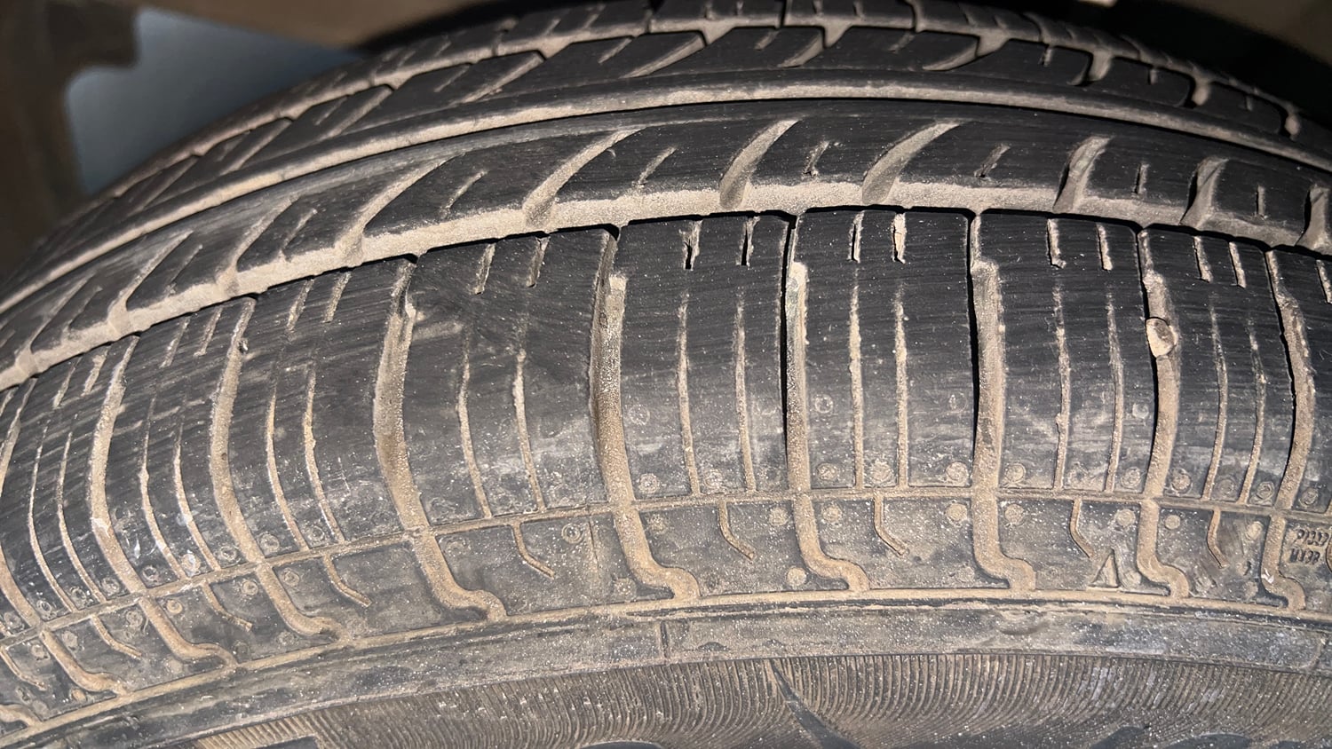 Used 2018 Maruti Suzuki Swift VXi Petrol Manual tyres LEFT FRONT TYRE TREAD VIEW