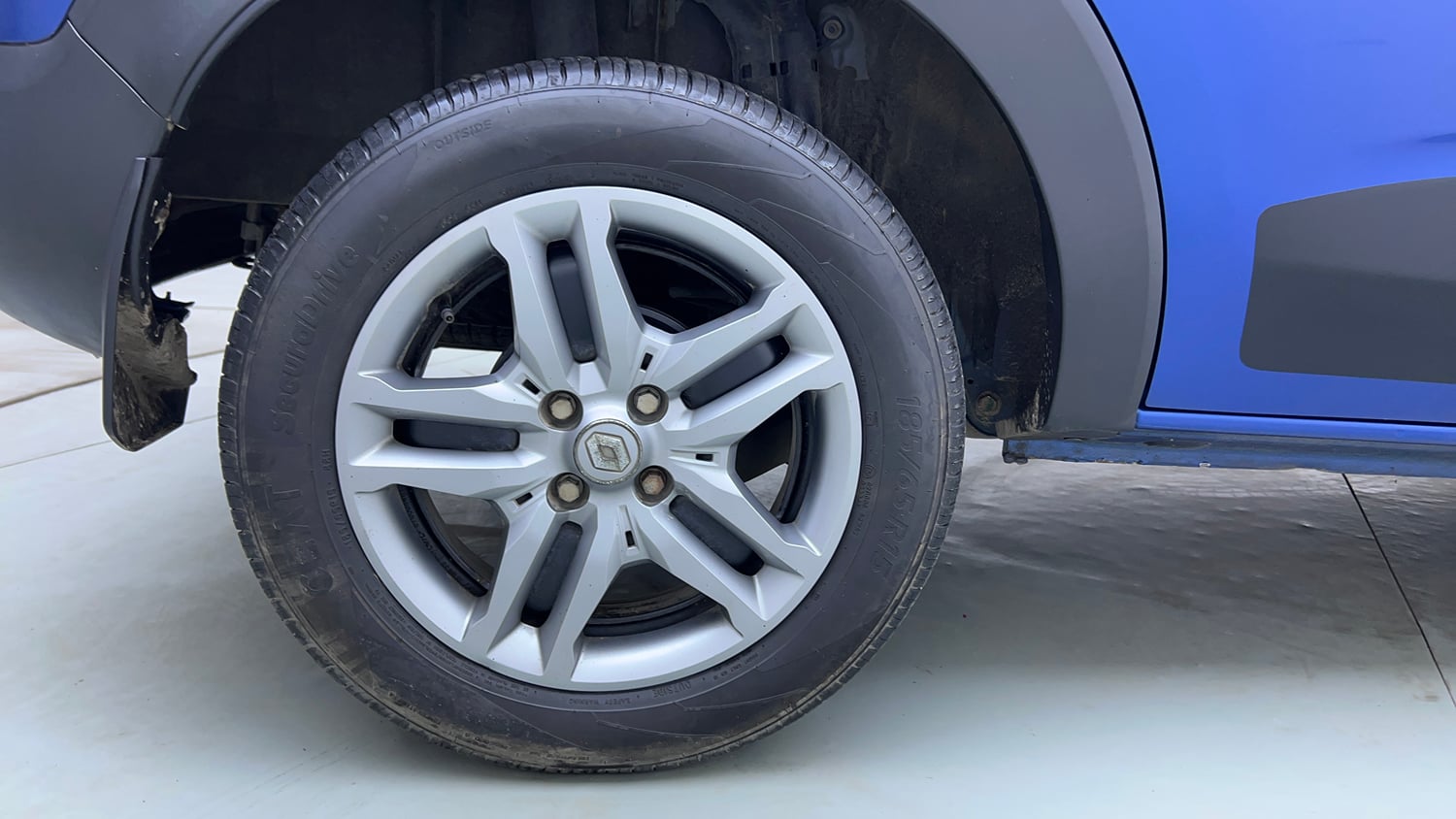 Used 2023 Renault Triber RXZ EASY-R AMT Petrol Automatic tyres RIGHT REAR TYRE RIM VIEW