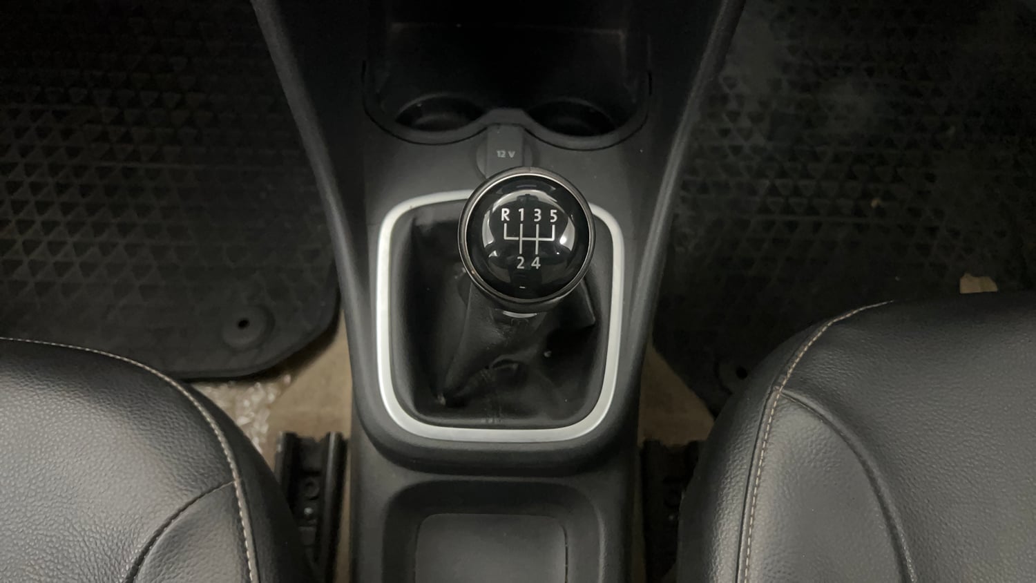 Used 2016 Volkswagen Ameo Highline1.2L (P) Petrol Manual interior GEAR  KNOB VIEW
